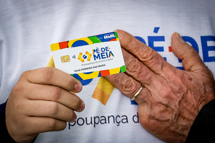 Pé-de-Meia evita que 1 em cada 4 alunos abandone o Ensino Médio, revela estudo inédito